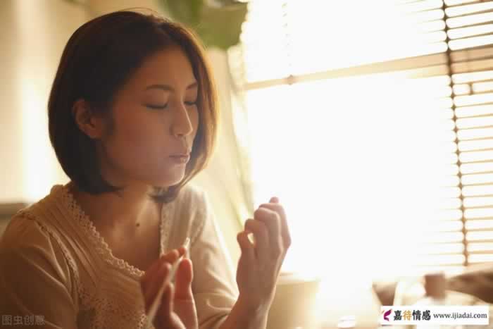 爱上一个人，才会有的3种“反常”表现_嘉待情感