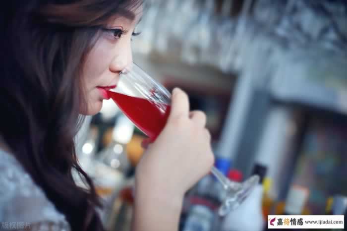 女人主动做这些事，是喜欢你，别不懂_嘉待情感