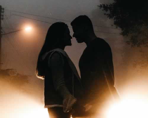 男人主动跟你聊三个话题，说明他被你吃定了_嘉待情感